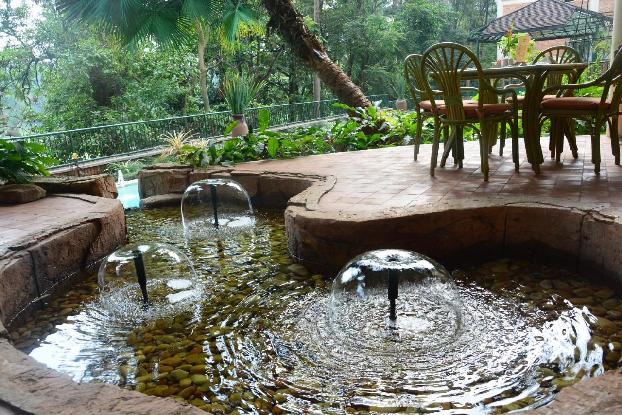 Golf Course Hotel Kampala Bagian luar foto
