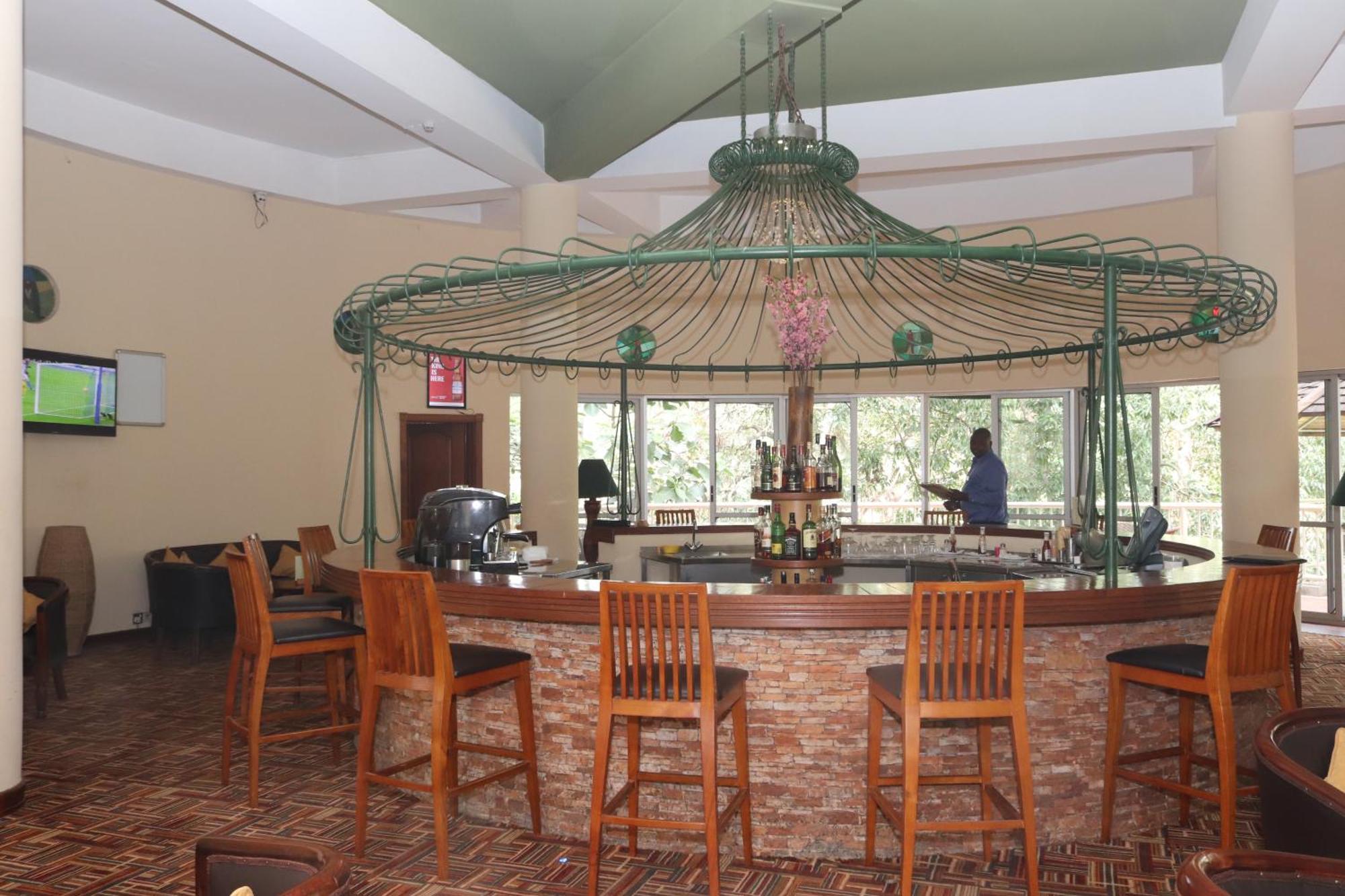 Golf Course Hotel Kampala Bagian luar foto