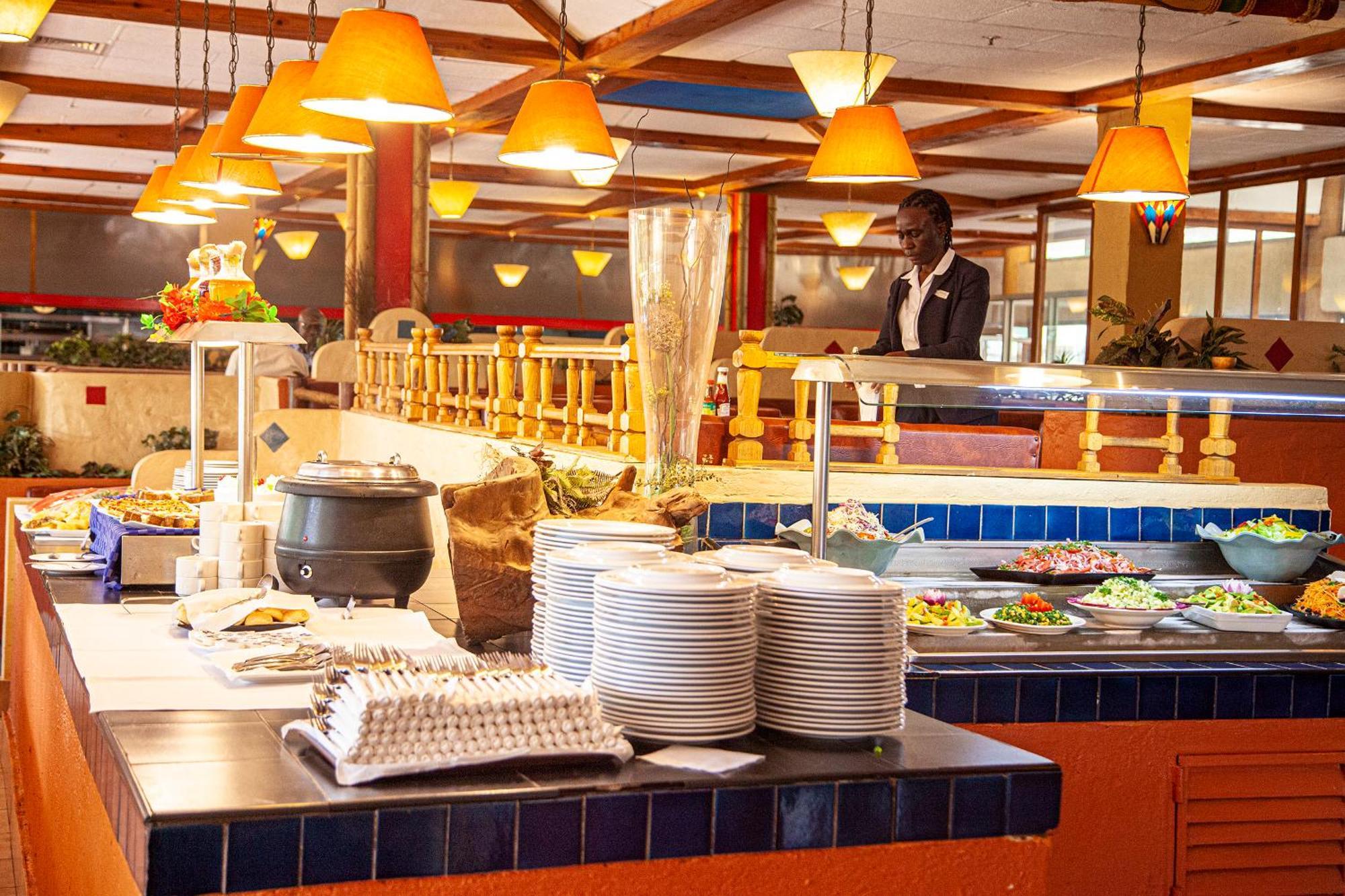 Golf Course Hotel Kampala Bagian luar foto
