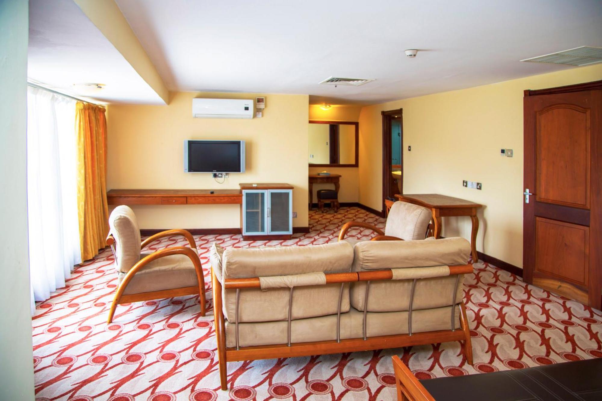 Golf Course Hotel Kampala Bagian luar foto