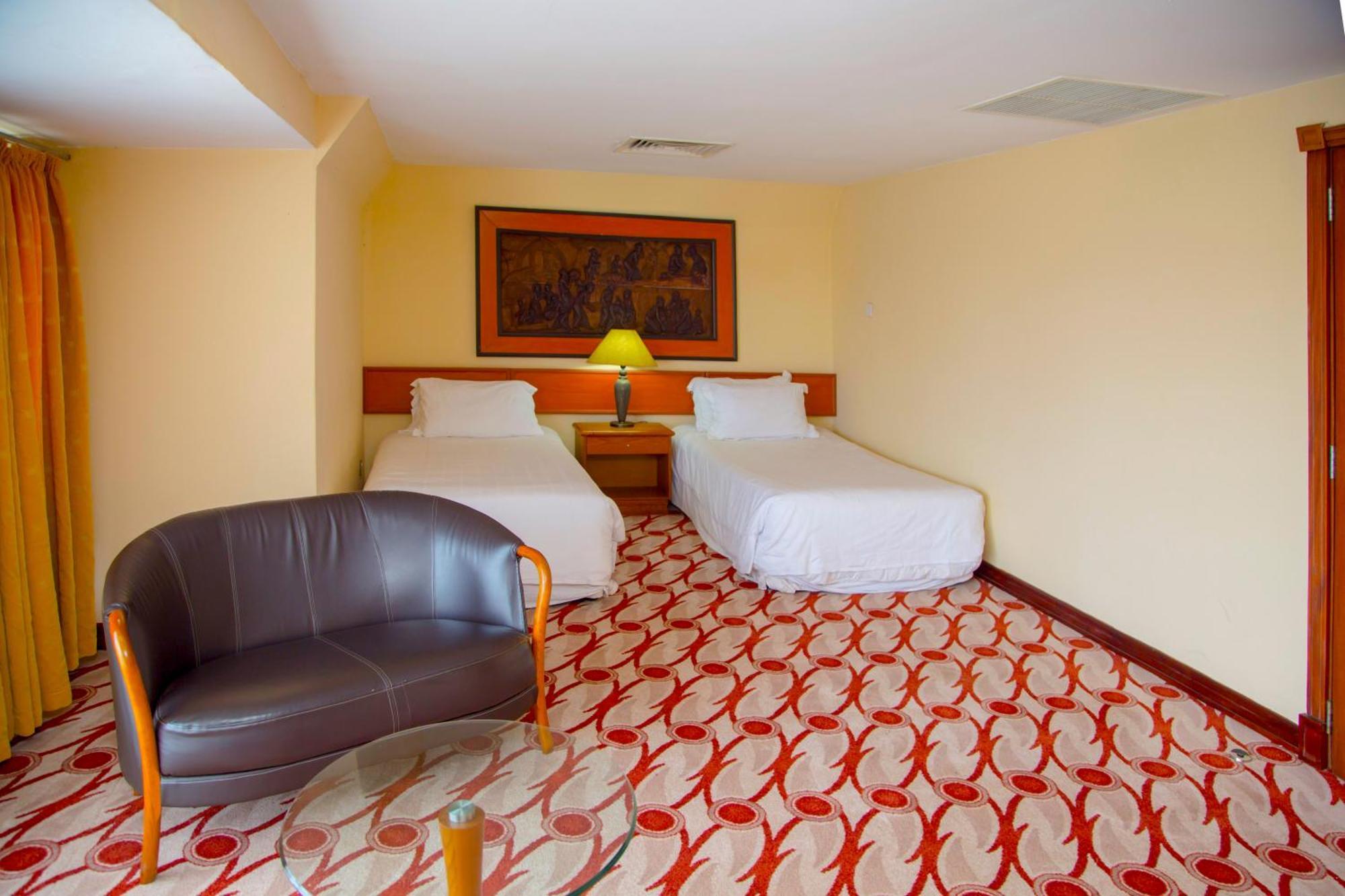 Golf Course Hotel Kampala Bagian luar foto
