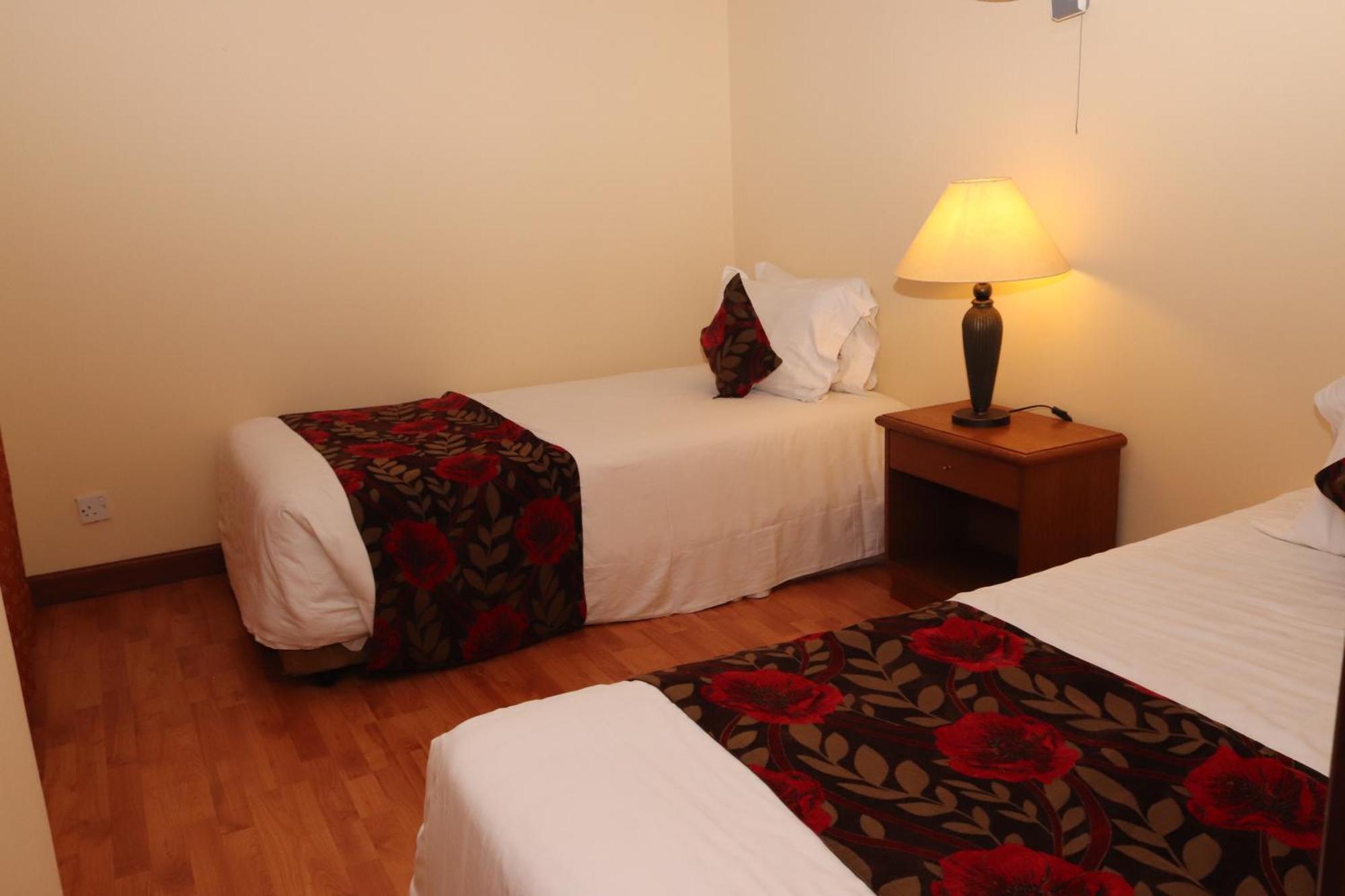 Golf Course Hotel Kampala Bagian luar foto