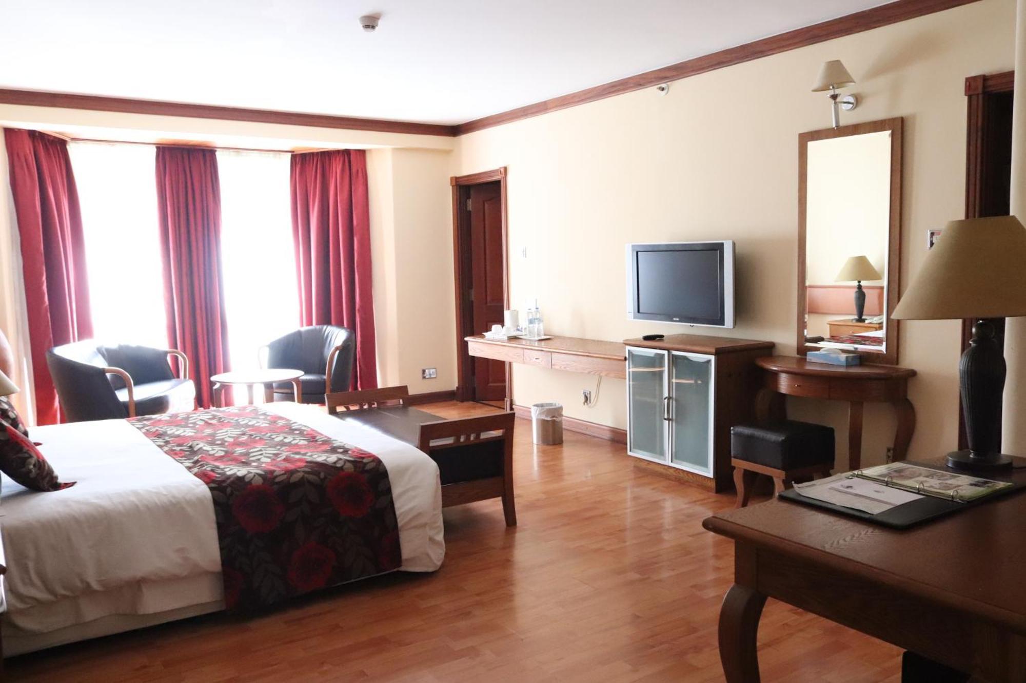 Golf Course Hotel Kampala Bagian luar foto
