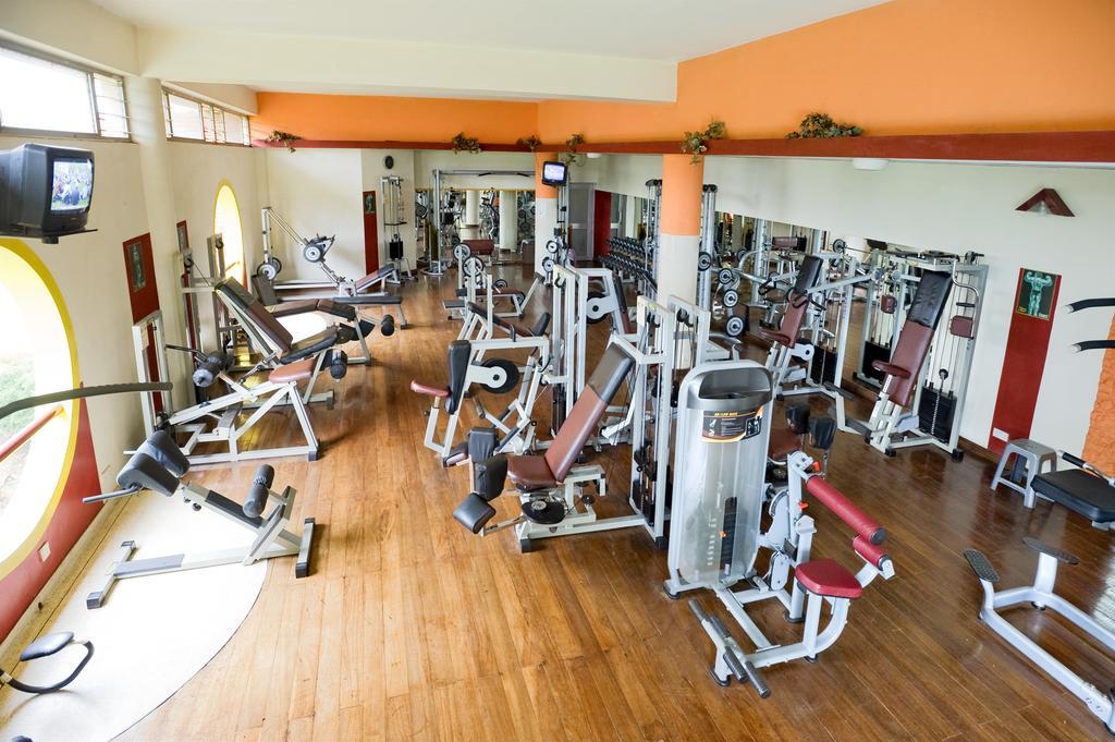 Golf Course Hotel Kampala Bagian luar foto