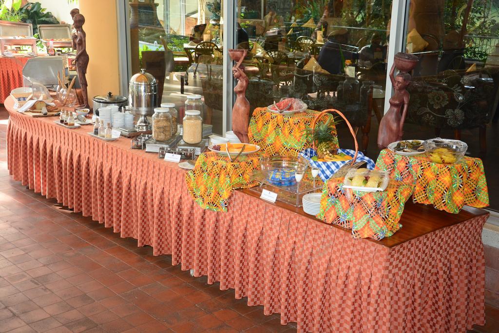 Golf Course Hotel Kampala Bagian luar foto