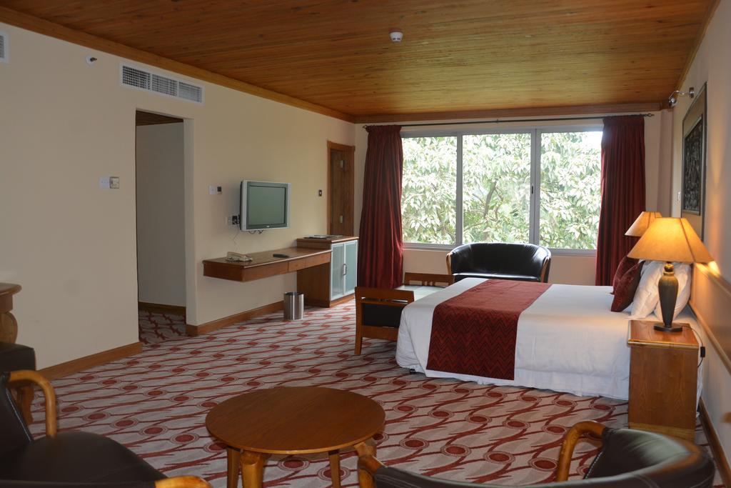 Golf Course Hotel Kampala Bagian luar foto