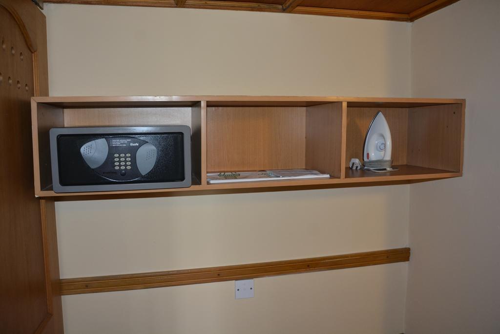 Golf Course Hotel Kampala Bagian luar foto